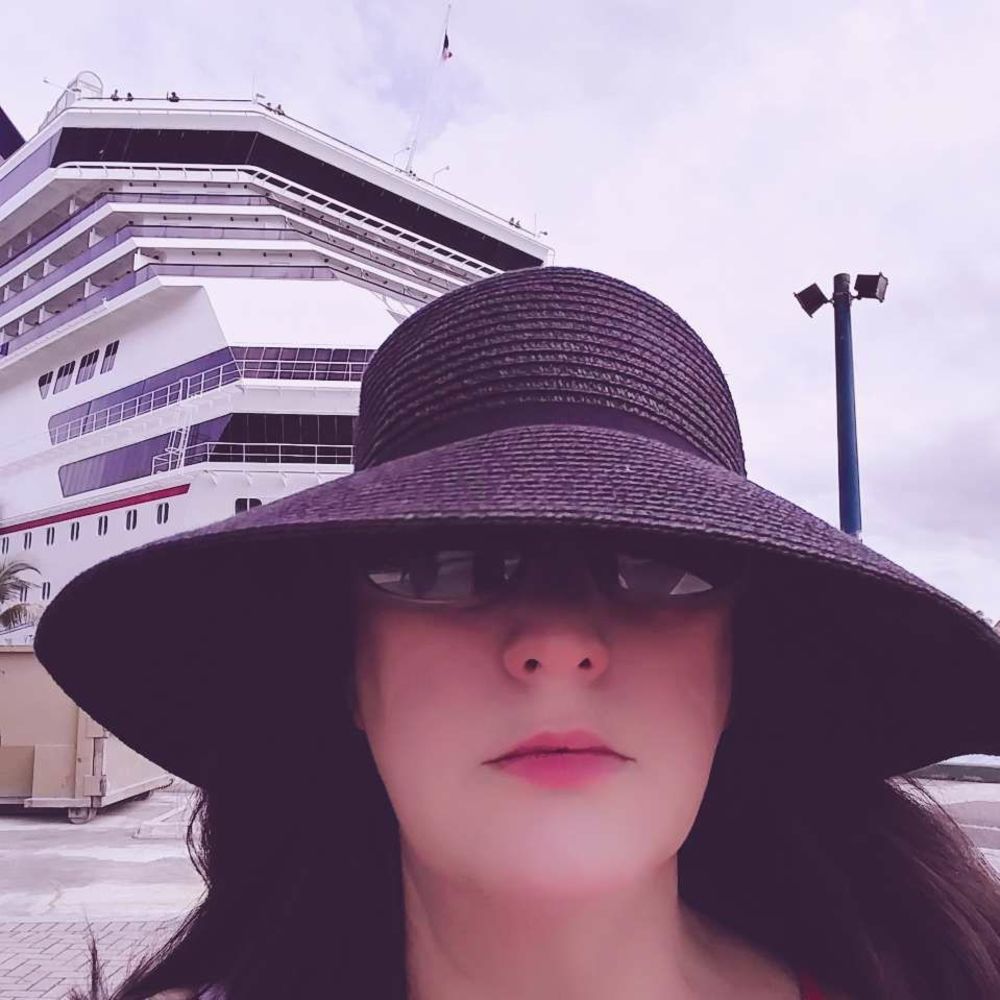 Meet your Posher, Elise